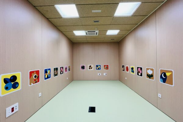 "Sala amable" decorada por la ilustradora María Reyes Guijarro. Fotografía MMN Arquitectos