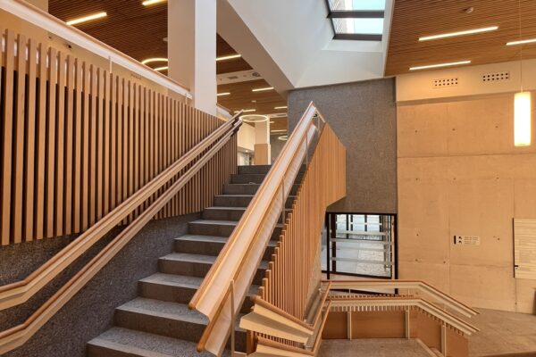Alzira vestíbulo de acceso en conexión con planta de salas de vistas. Fotogragía MMN Arquitectos